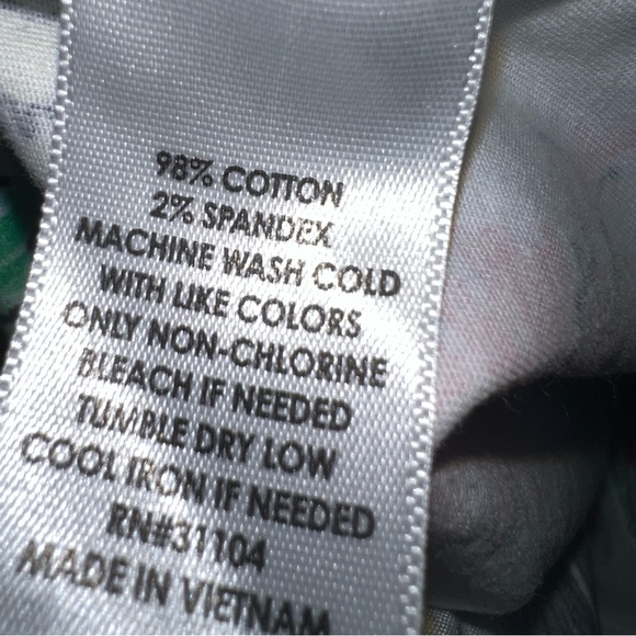 Crown & Ivy Shelby Botanicals Scalloped Hem Chino Stretch Shorts - Picture 4 of 4